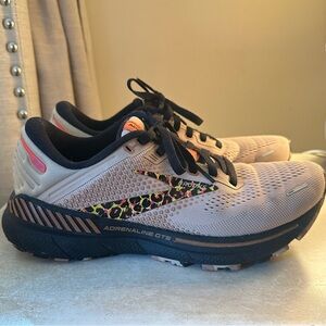Brooks Adrenaline GTS 22. Run Wild Collection, 7.5